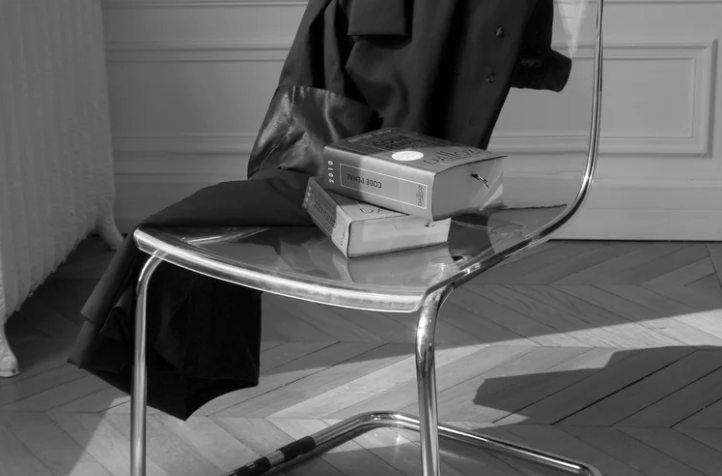 Cabinet Fain Avocats - Détail robe d'avocat et codes